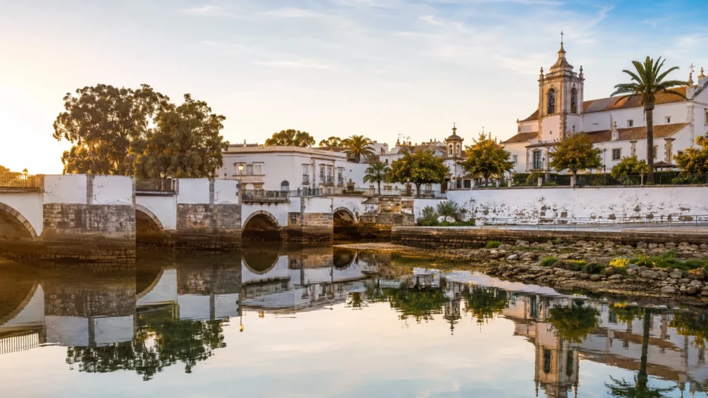 Vista panorâmica do centro histórico de Tavira, Algarve, ilustrando a valorização imobiliária na região